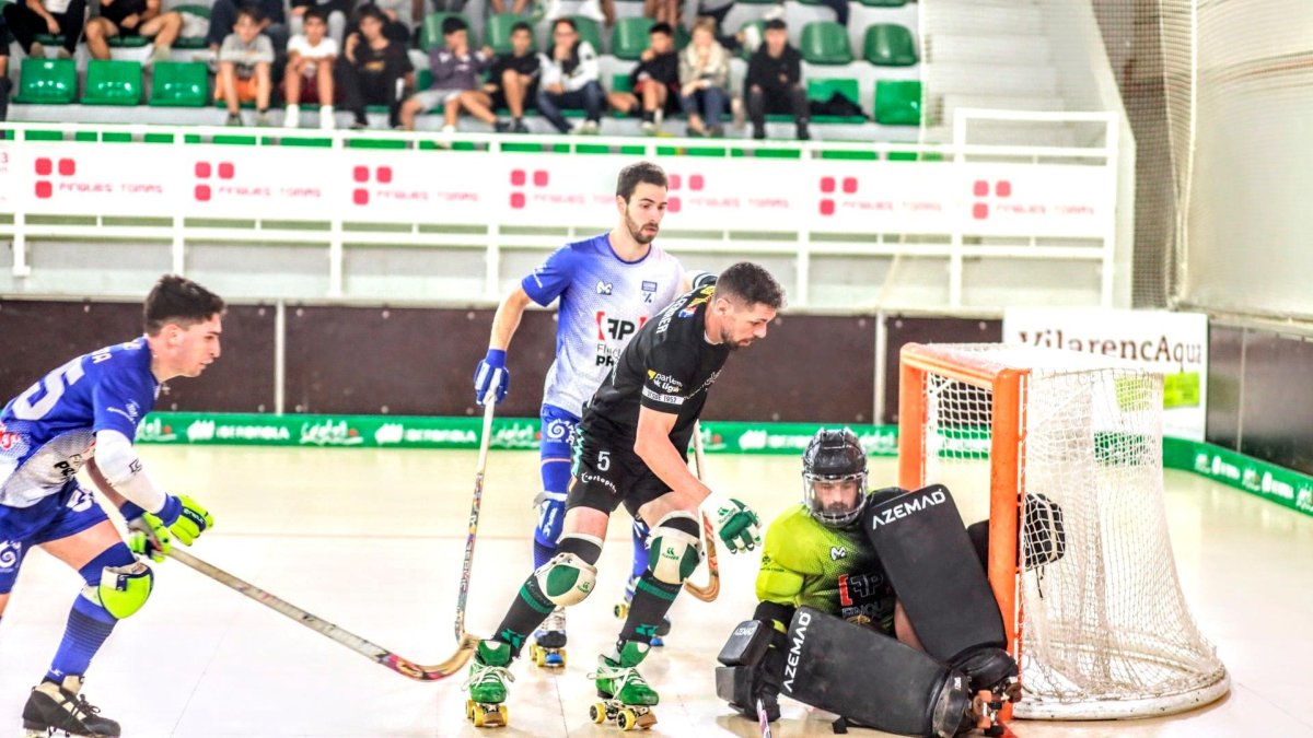 El jugador del Calafell, Jordi Ferrer, disputa una bola dividida.