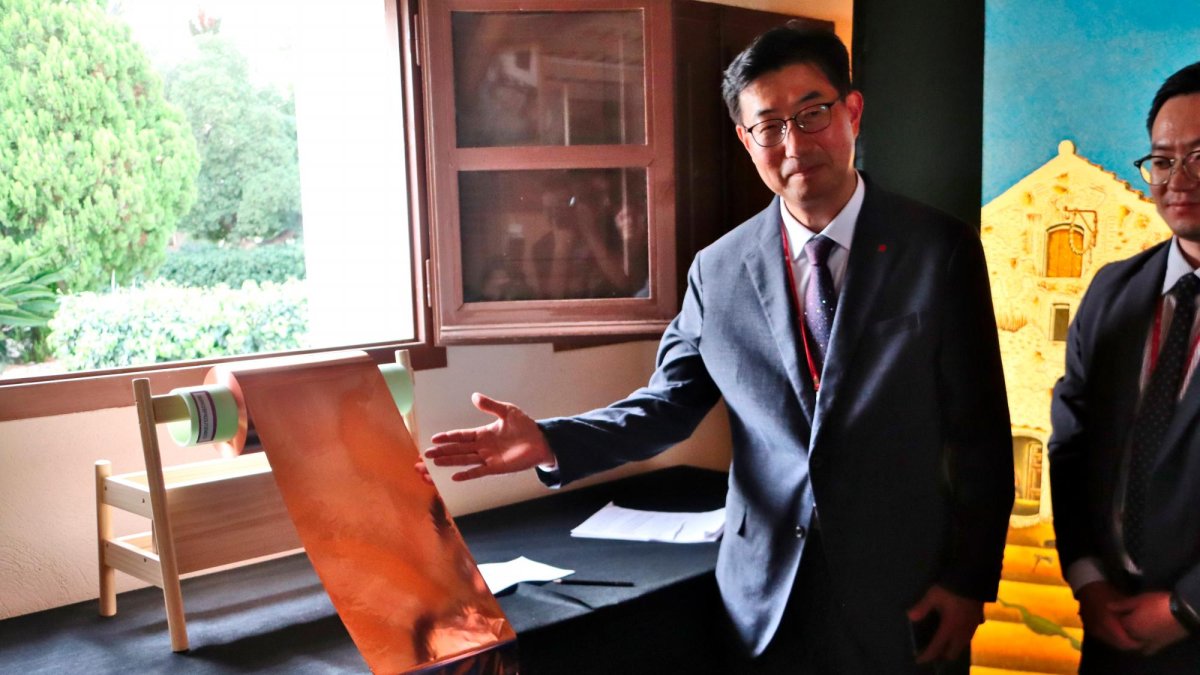 El director general de Lotte Energy Materials, Lim Taeil, muestra un rollo de elecfoil.