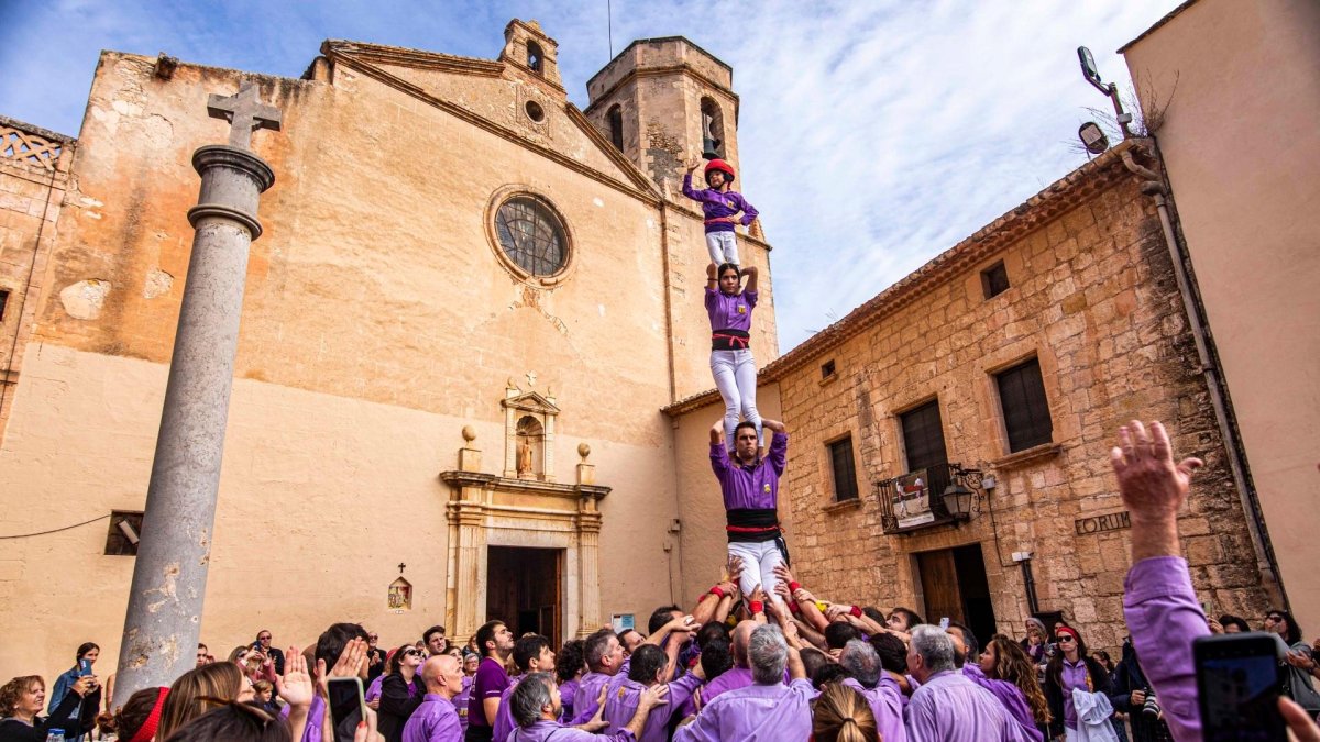 Los Castellers d’Altafulla con el ‘pilar’ que llevaron caminando.