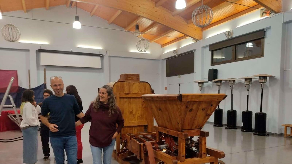 Raül i Silvia, amb la processadora de garrofa, que ja està restaurada i a punt per funcionar.