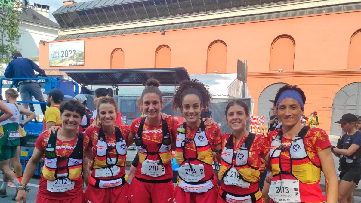 Núria Gil, en el centro, lució un aparatoso vendaje en su pierna derecha.