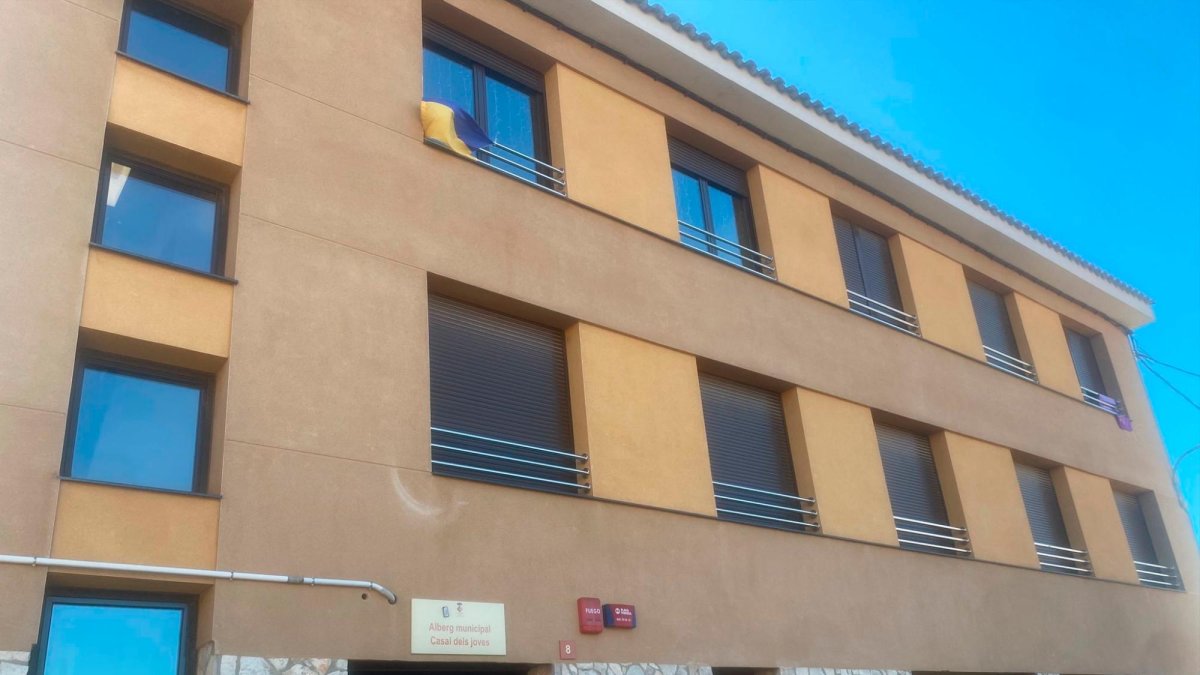 La façana de l’alberg on es farà una de les actuacions que hi ha previstes.