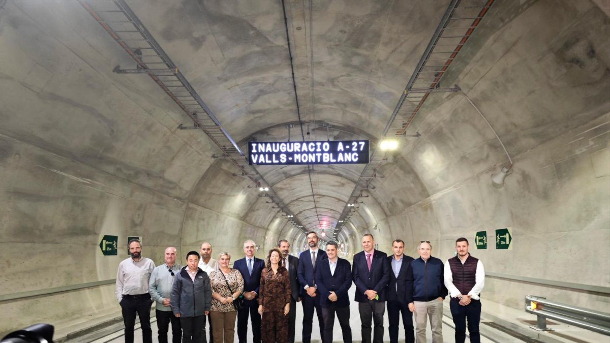 Las autoridades dentro del túnel.