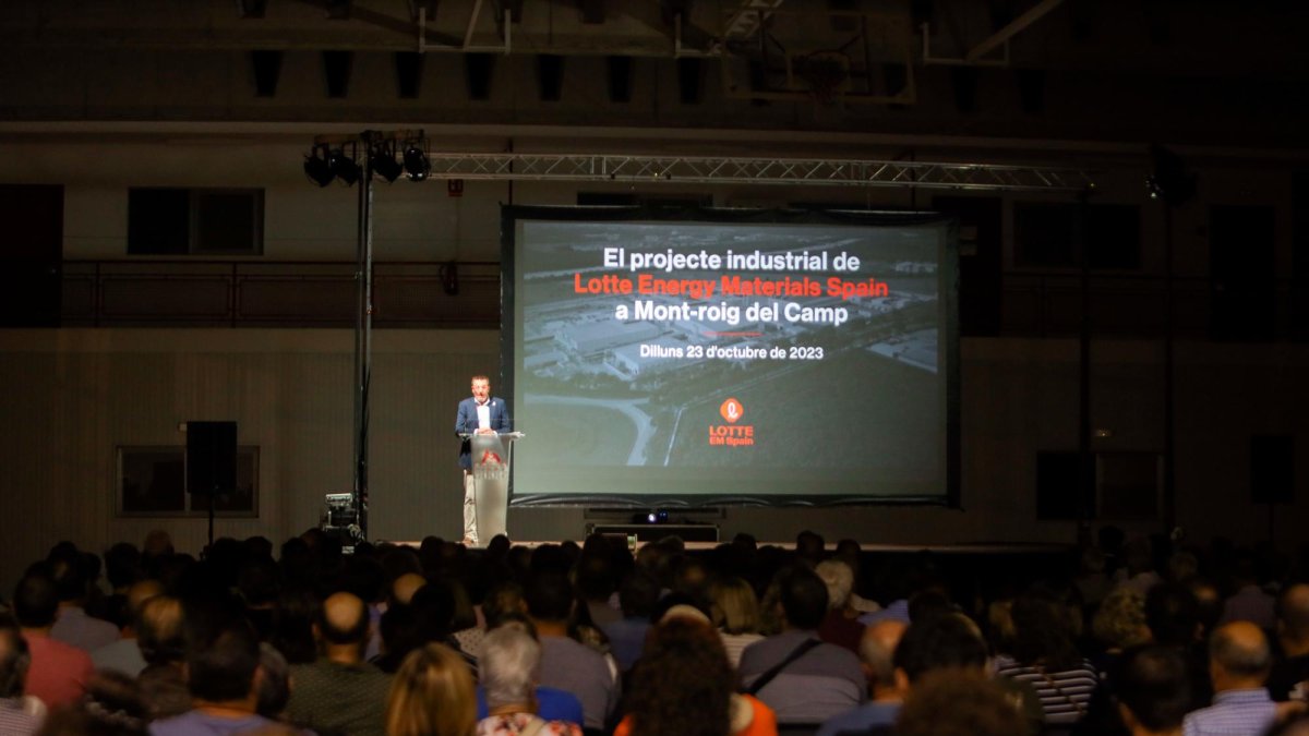 Más de 500 ciudadanos asistieron a la presentación del proyecto de la empresa, que Lotte Materials ofreció el pasado lunes.
