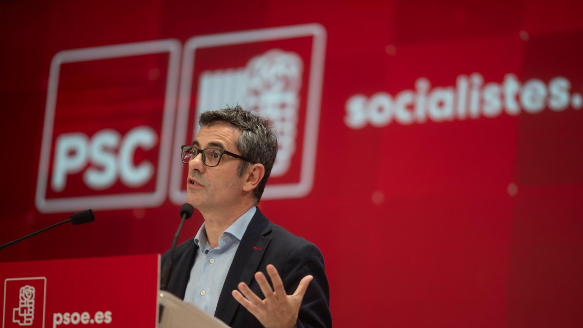 El ministro de la Presidencia, Félix Bolaños, durante la rueda de prensa en la que ha anunciado que el acuerdo suscrito por el PSOE y ERC implica no solo un apoyo de los republicanos a la investidura de Pedro Sánchez, sino que también se comprometen a «garantizar la estabilidad» del nuevo Gobierno.