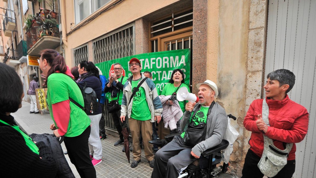 Un grupo de activistas de la PAH intentando frenar un desahucio