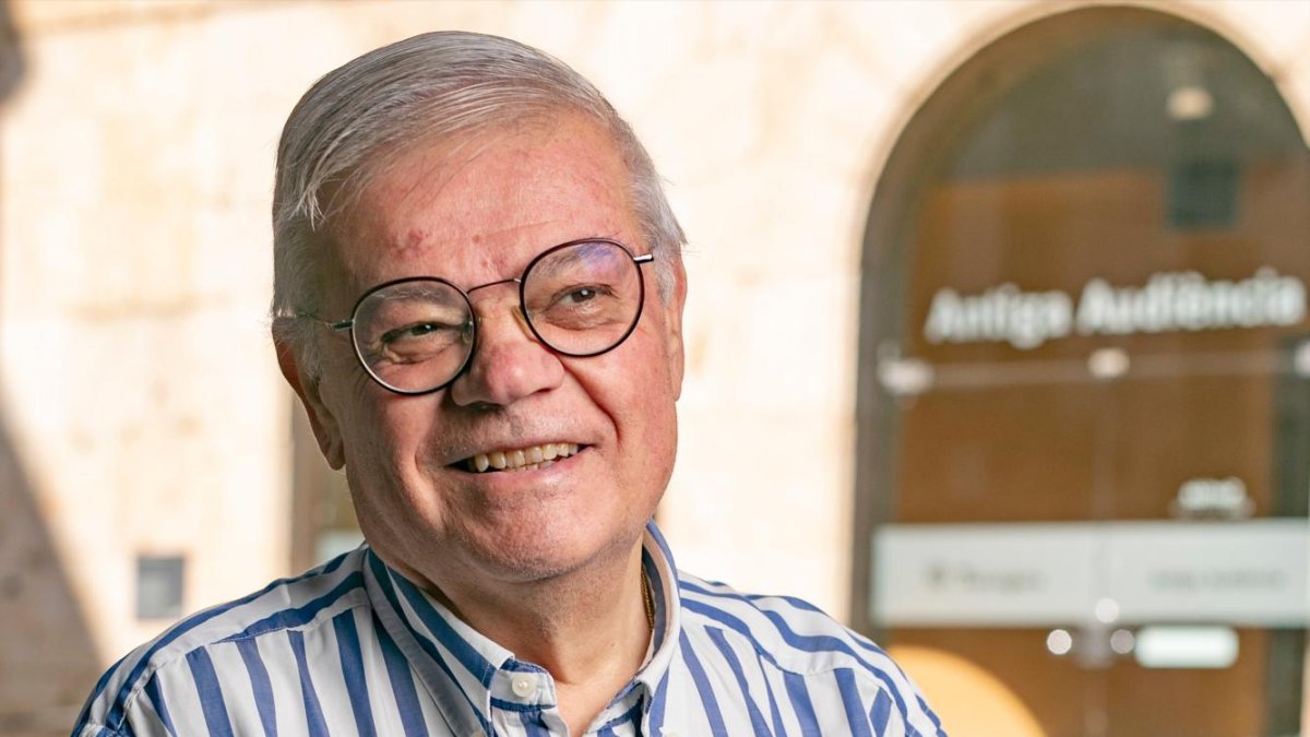 El periodista Enric Pujol parla de Pilar Miró davant l’Antiga Audiència, on es projecten quatre pel·lícules seves.