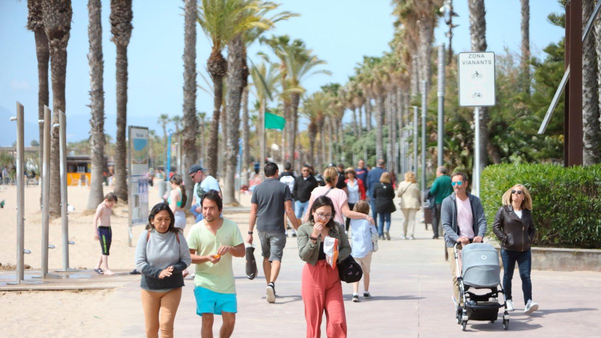 El paseo Jaume I de Salou es un buen termómetro para medir la afluencia de turistas y estos días se ha llenado de paseantes.