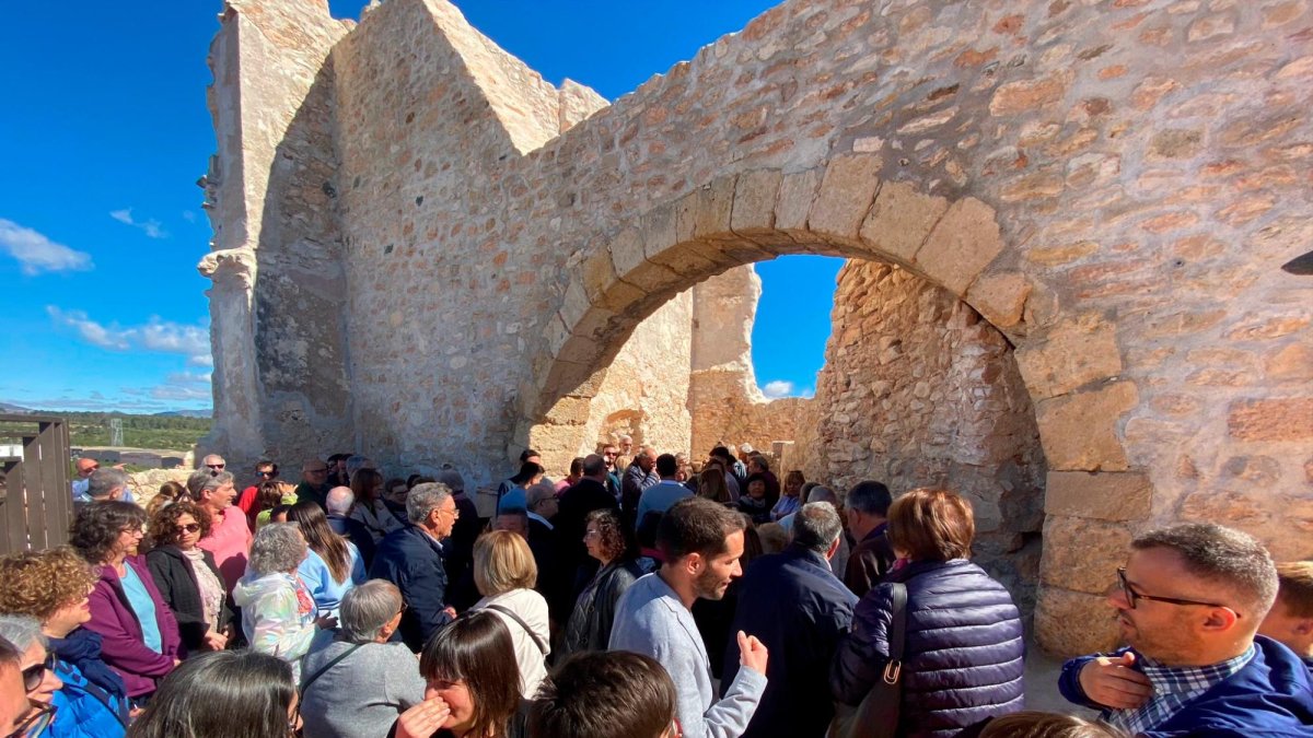 Els assistents escoltant una de les explicacions a l’interior del castell durant la visita.