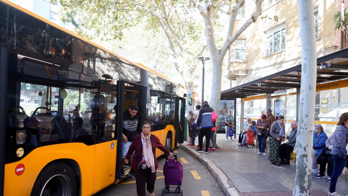 La plaza del Nen de les Oques es donde suele haber más movimiento de usuarios de bus.