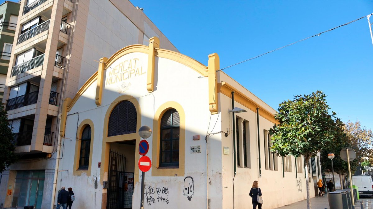 Entrada del Mercat Municipal de la Vila de Cambrils. El gobierno municipal ha aprobado la modernización del equipamiento.