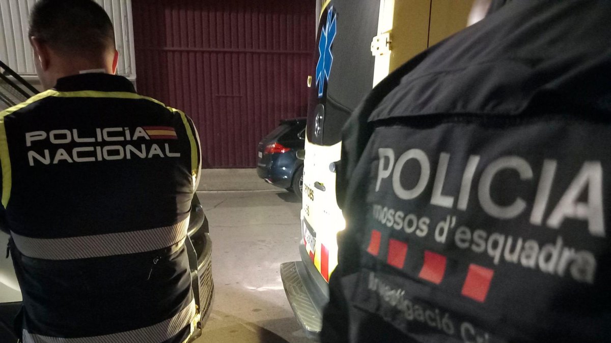 Imagen de los Mossos y la Policía Nacional durante el operativo.