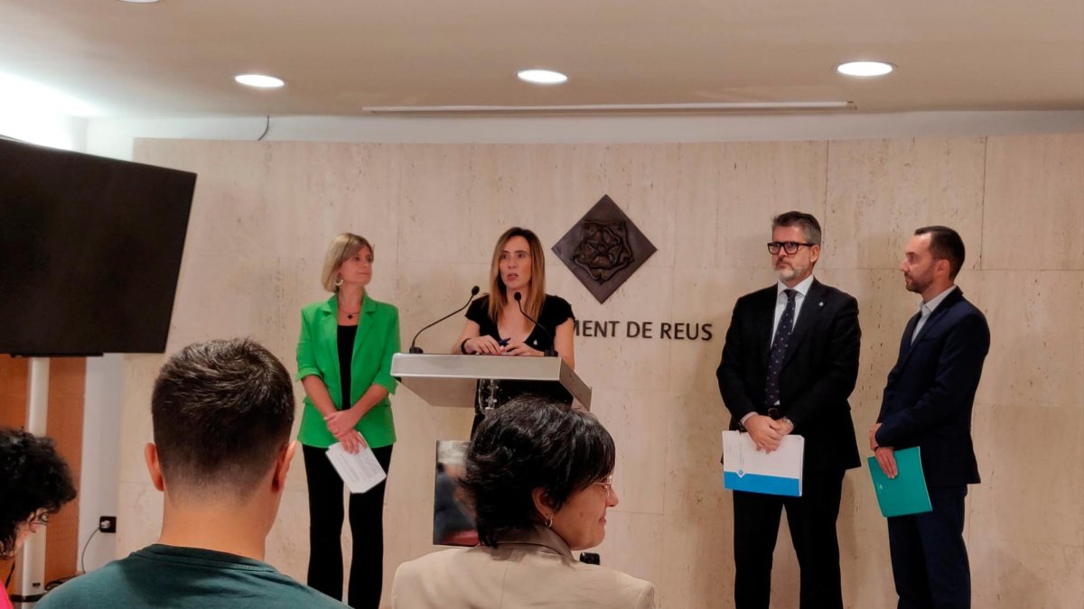 La alcaldesa y varios concejales, durante la presentación este jueves de las ordenanzas fiscales y presupuesto.