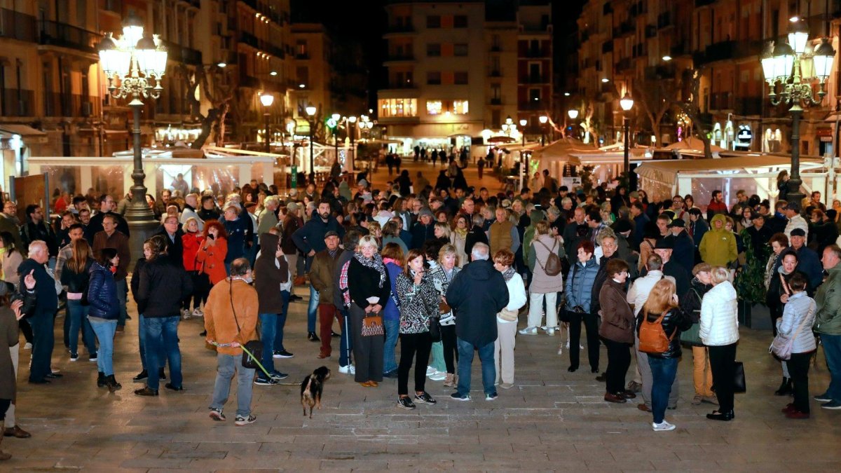 El pasado viernes unas 150 personas se concentraron frente al ayuntamiento.