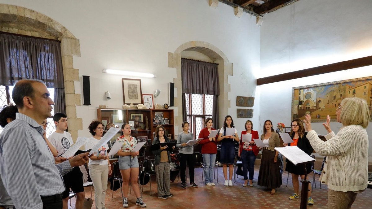 El Jove Cor de la Schola Cantorum dels Amics de la Catedral durant un assaig.