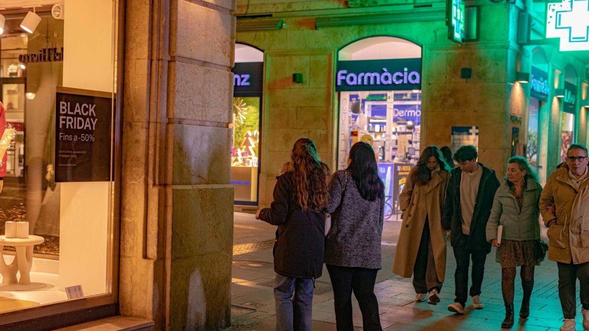 Un cartel anuncia descuentos en una tienda de Tarragona para este Black Friday.