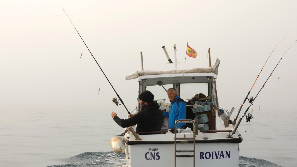 Una de las embarcaciones participantes envuelta de niebla.