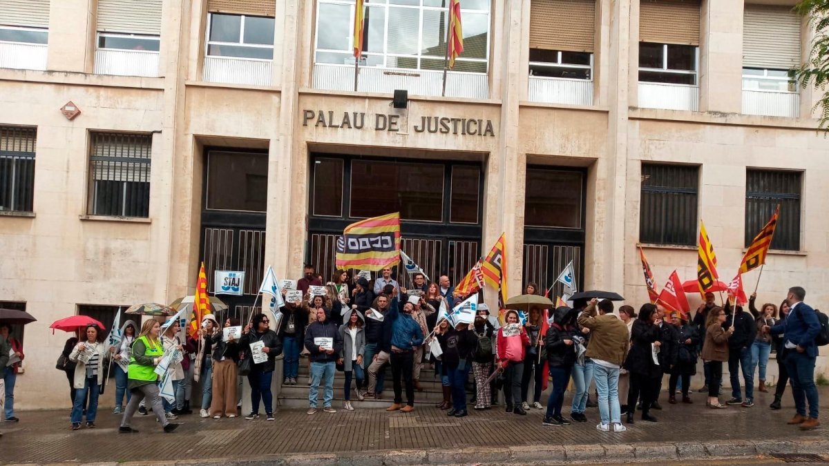 Concentración durante estos días de los trabajadores de la administración de justicia ante el Palau de Justícia de Tarragona.