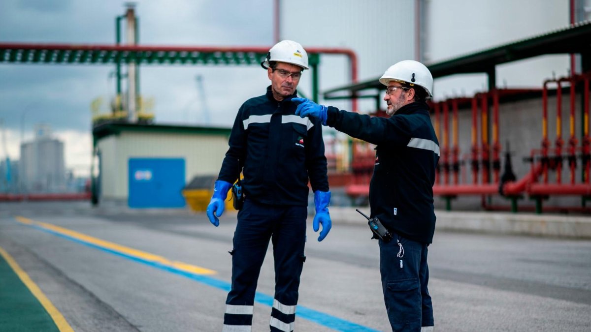 Dos operarios en la planta de Vopak Terquimsa.