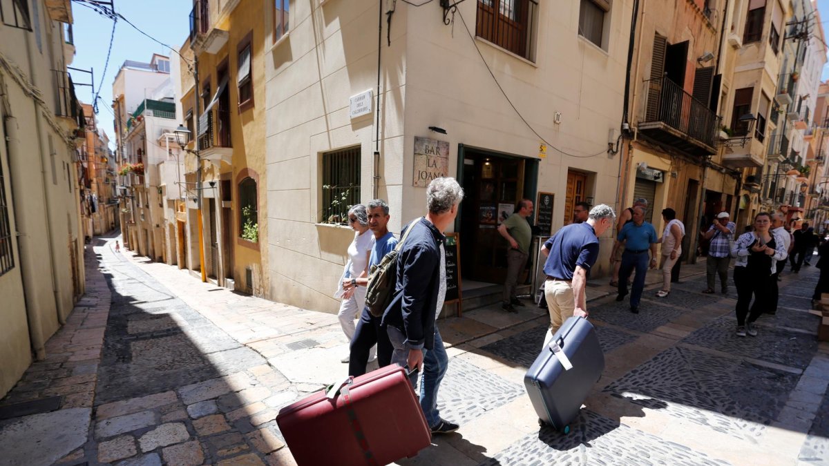 Turistas caminando en la Part Alta de Tarragona, una de las zonas de la ciudad con más viviendas de uso turístico.