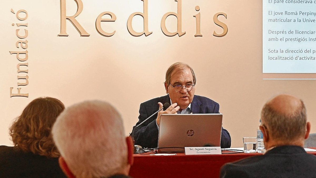 Agustí Segarra, catedràtic d’Economia Aplicada de la URV, a la conferència de dijous passat a la Fundació Privada Reddis.