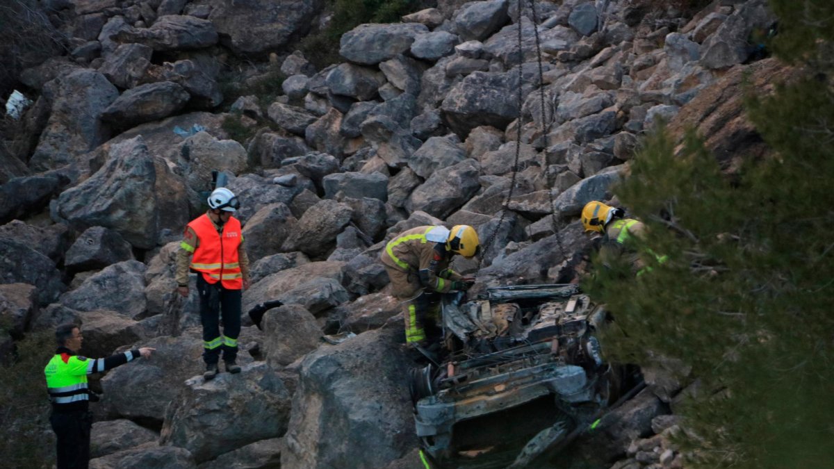 El coche se salió de la vía y se precipitó por un barranco.