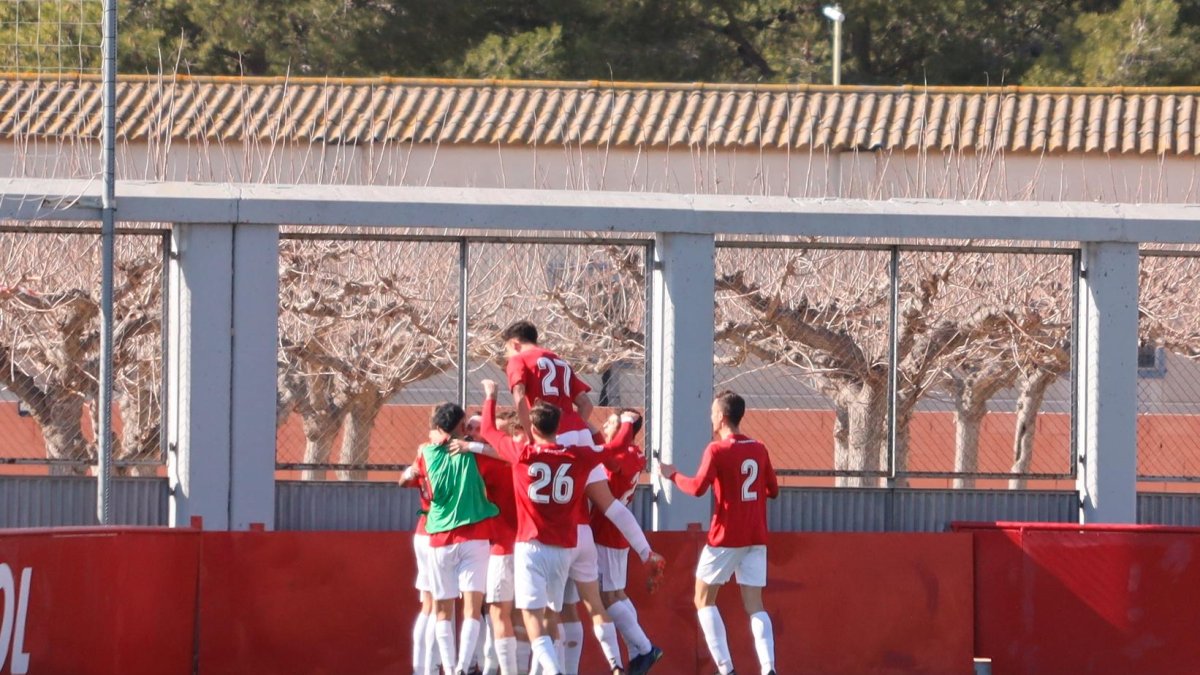 Los jugadores de la Pobla celebran un gol al Europa.