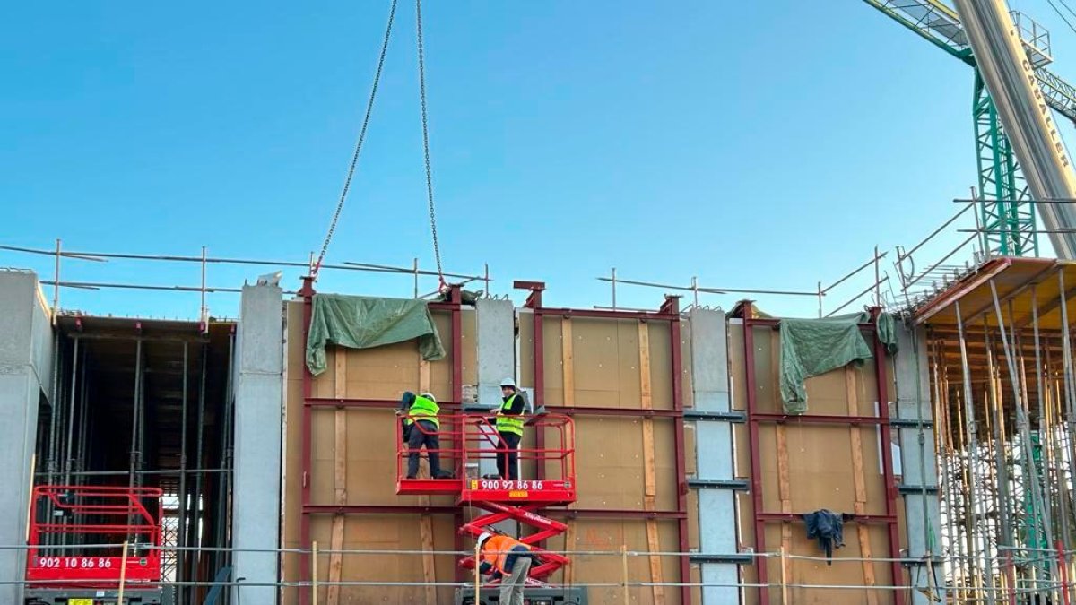 Las paredes conservan los mosaicos de Santiago Padrós.