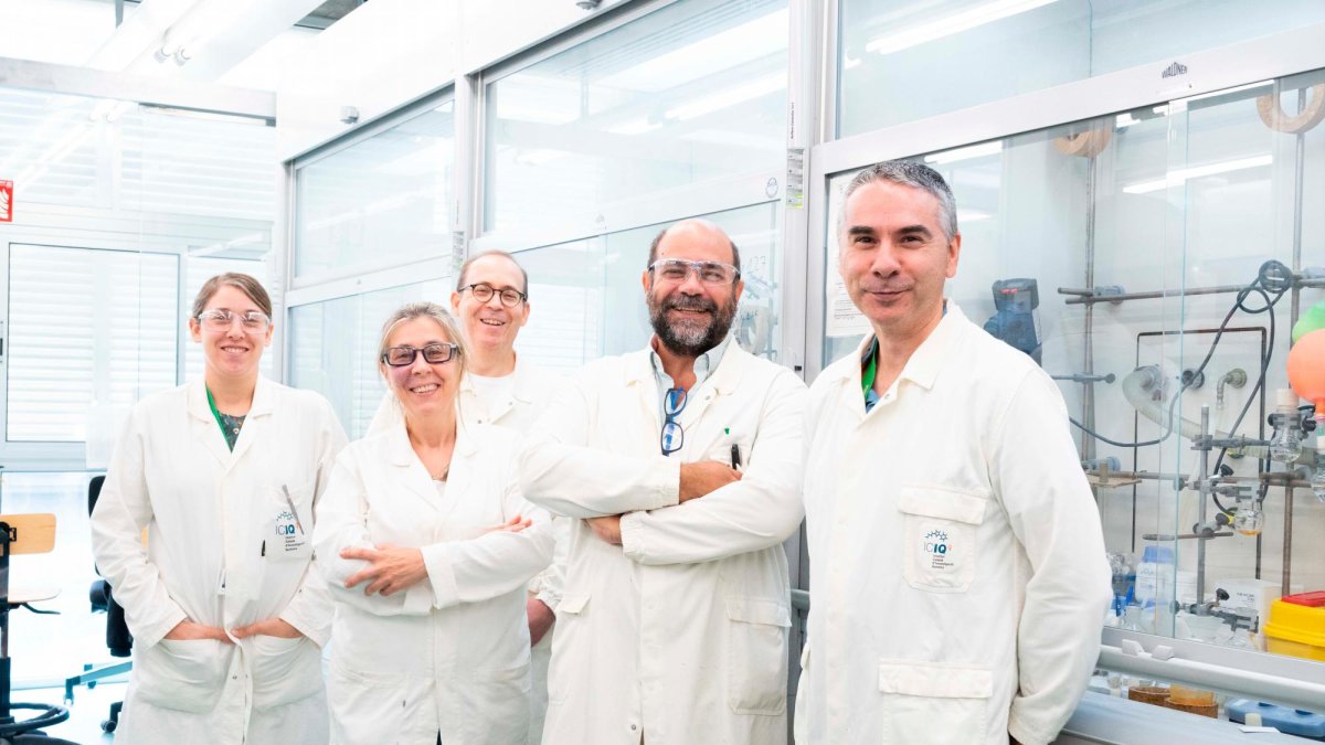 Les investigadores i els investigadors del grup de recerca de l’Institut Català d’Investigació Química (ICIQ) de Tarragona.