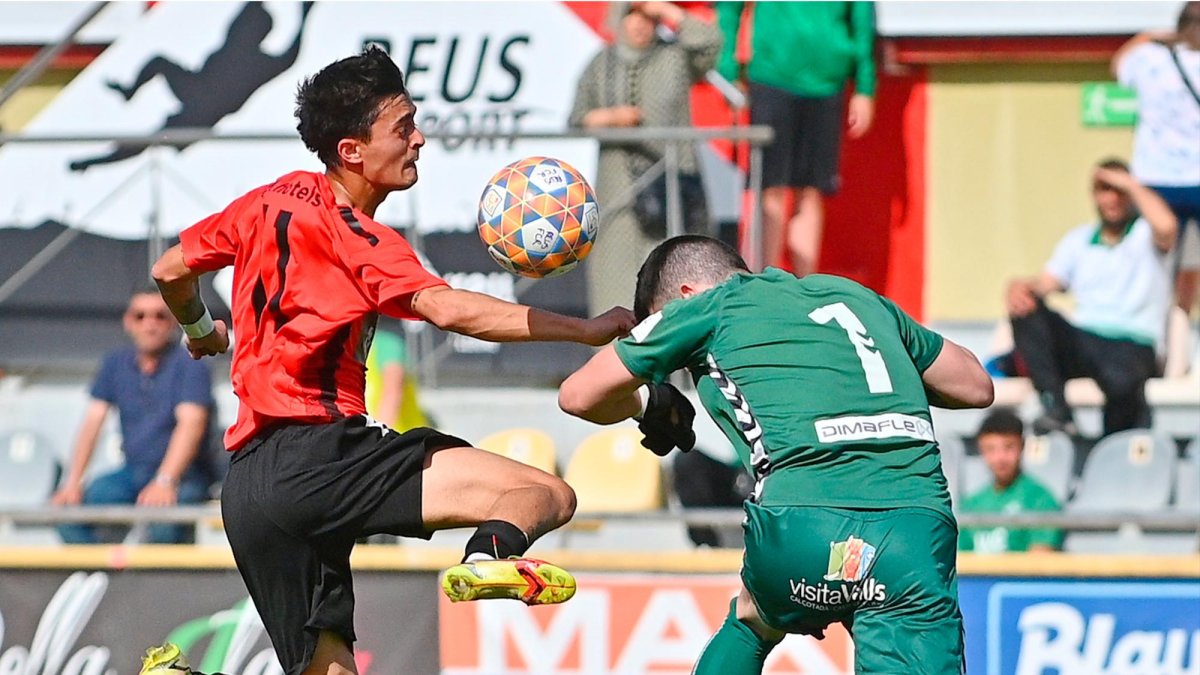 Pol Benito disputa un baón aéreo con José Luis Ruiz, portero del Valls.