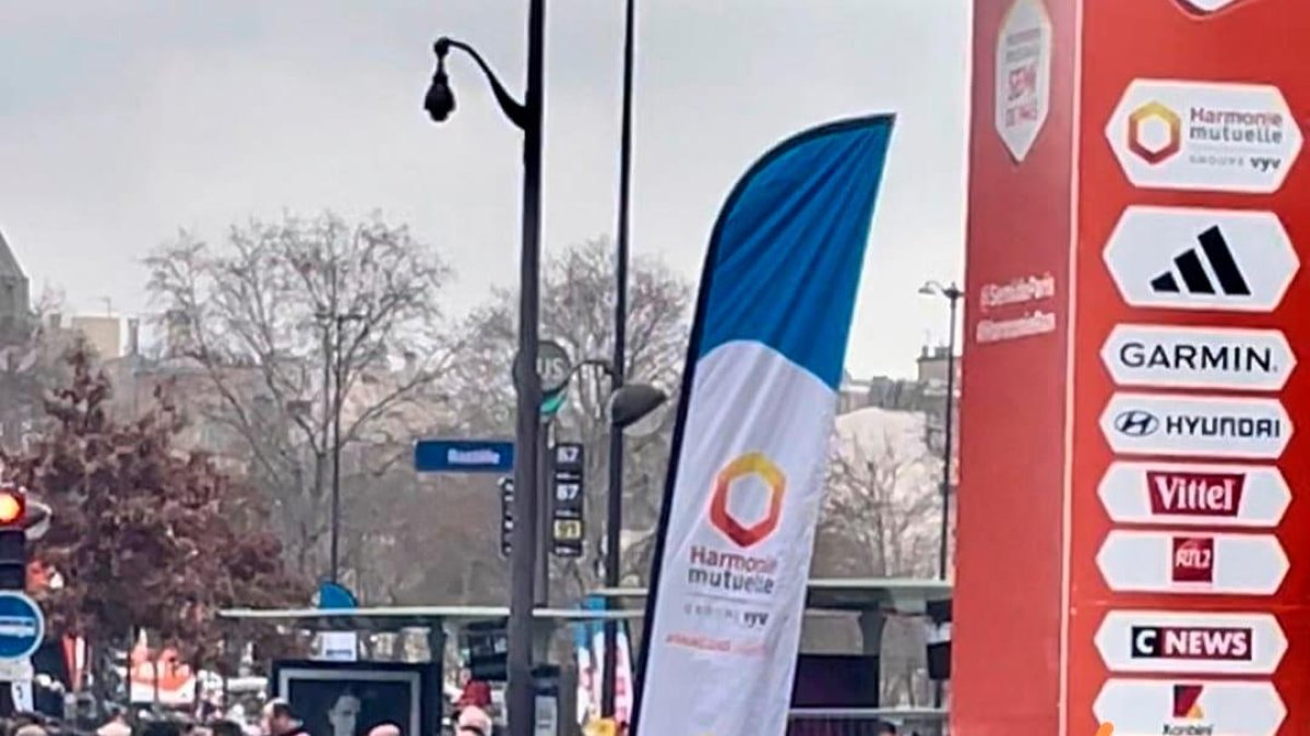 Marta Galimany, entrando a meta en la media maratón de París, este domingo.