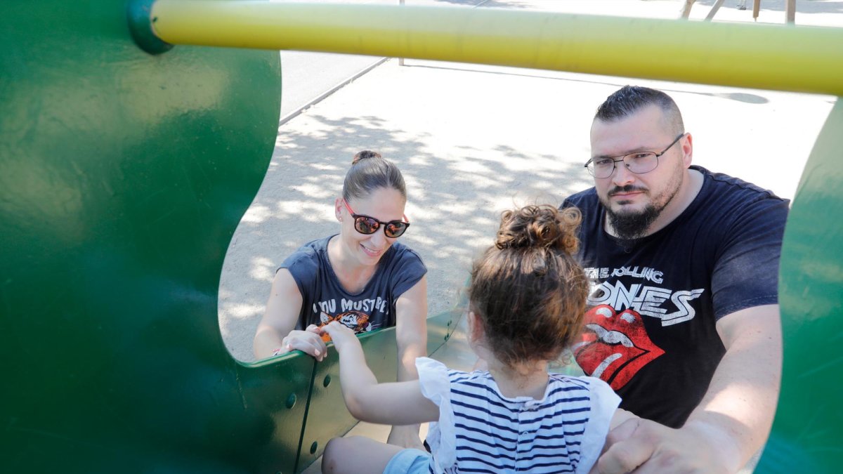 «Mi hijo no habla, se escapa, no come solo... Necesitamos una escuela donde pueda avanzar»