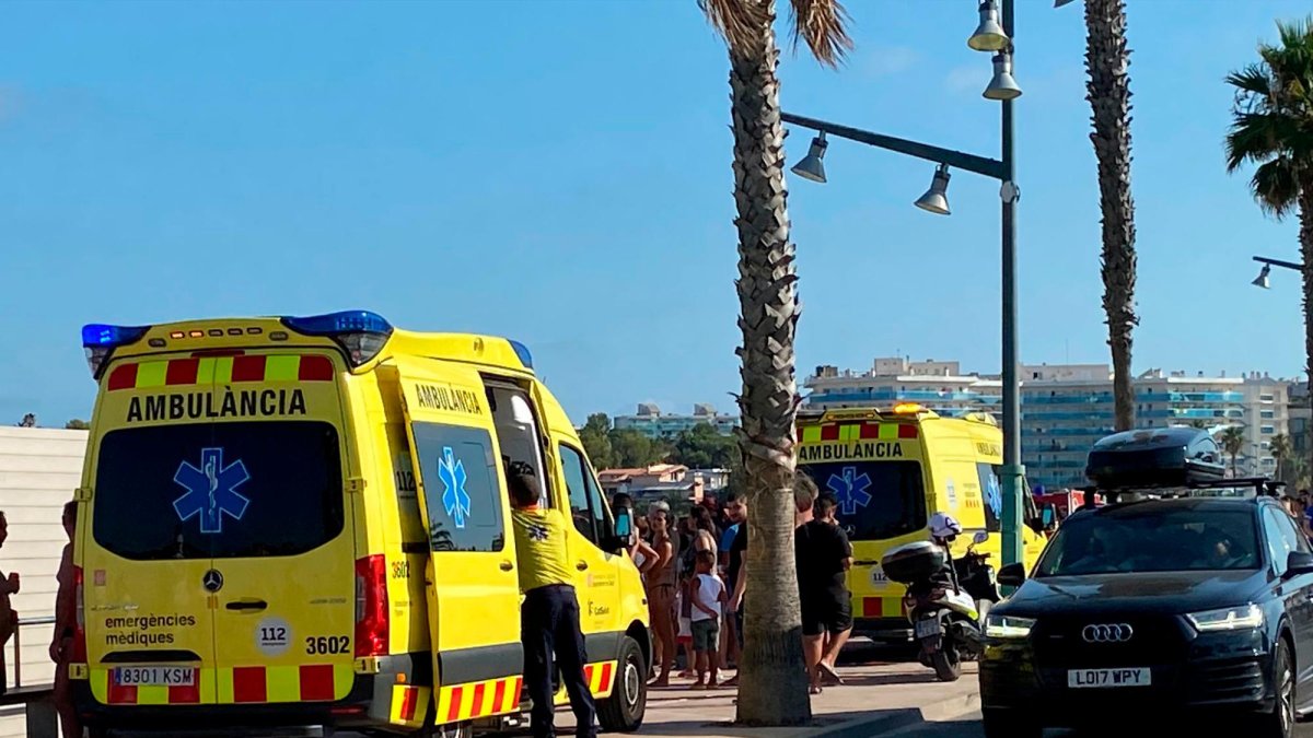 Imagen de los servicios de emergencia atendiendo a la mujer en la playa de La Pineda.
