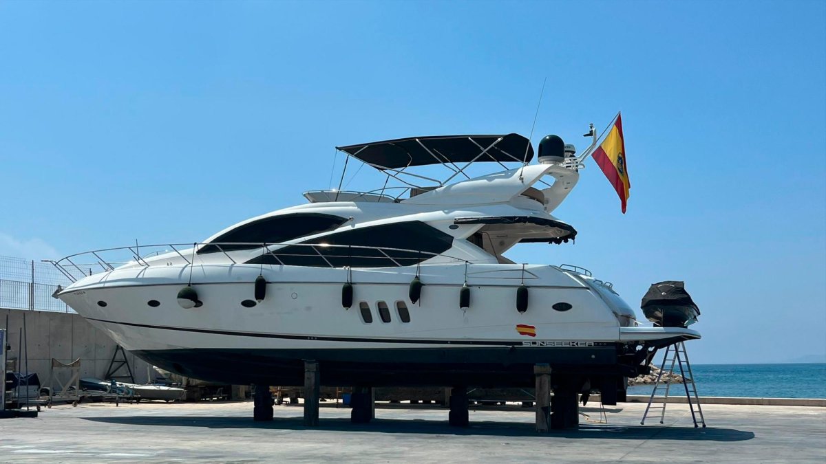 La lancha motora rescatada, en el puerto de Cambrils.