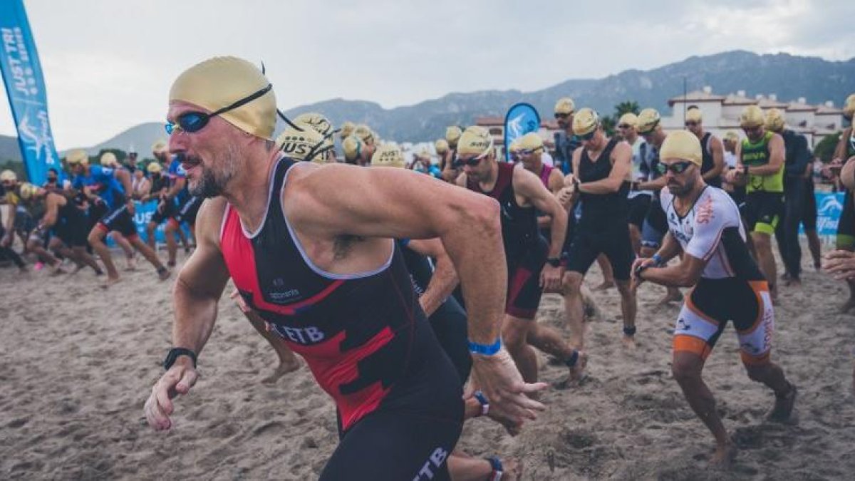 Imagen de los participantes en la prueba de triatlón de l'Hospitalet de l'Infant.
