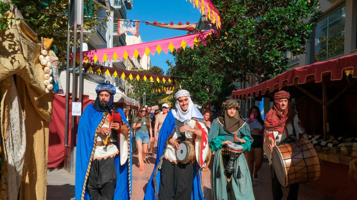 Un grupo de músicos, ayer desfilando por la calle Ponent, epicentro del mercado medieval.