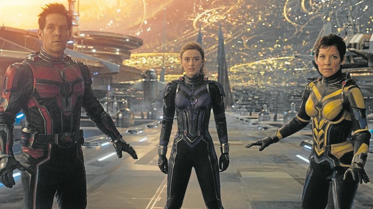 Paul Ruud (Ant-Man), Kathryn Newton (Estatura) y Evangeline Lilly (Avispa), en un escena en el Reino Cuántico.