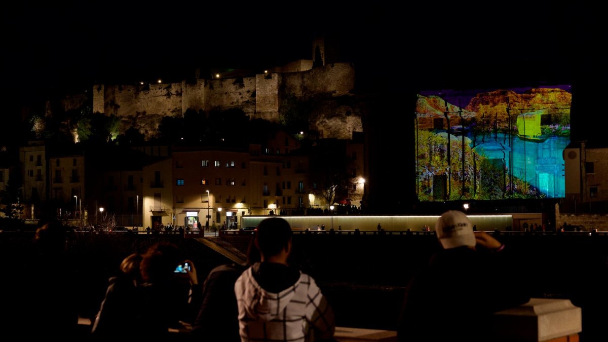 Molta gent ahir també va veure el videomapping des de la banda de Ferreries, amb el Castell de la Suda a un costat.
