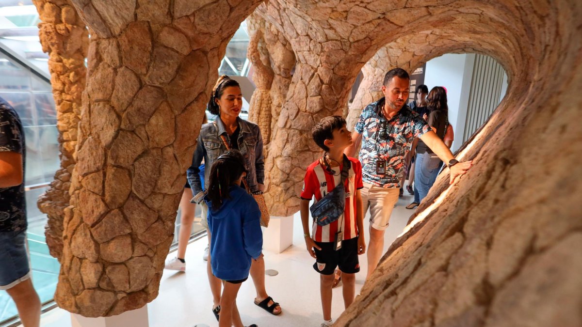 Eneko Múgica y Ainara Bacigalupe, llegados de Etxebarri, recorriendo con sus hijos el Gaudí Centre, que registró ayer gran afluencia.