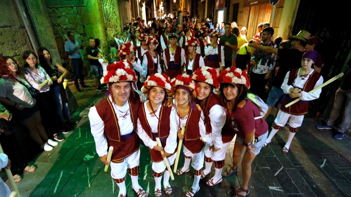 Els germans Sebastià i Montse Sastriques rodegen la Martina, la Laia i l’Ona durant la vigília de Santa Tecla celebrada al carrer Merceria.