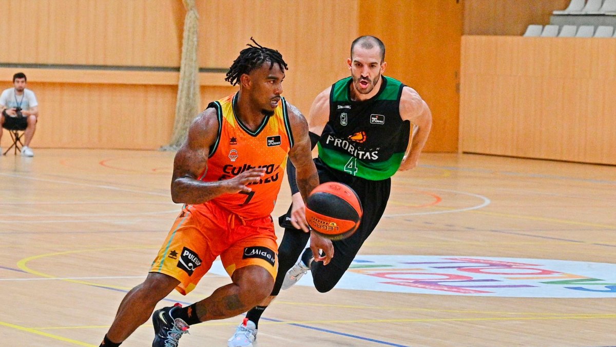 Chris Jones es perseguido por Pau Ribas.