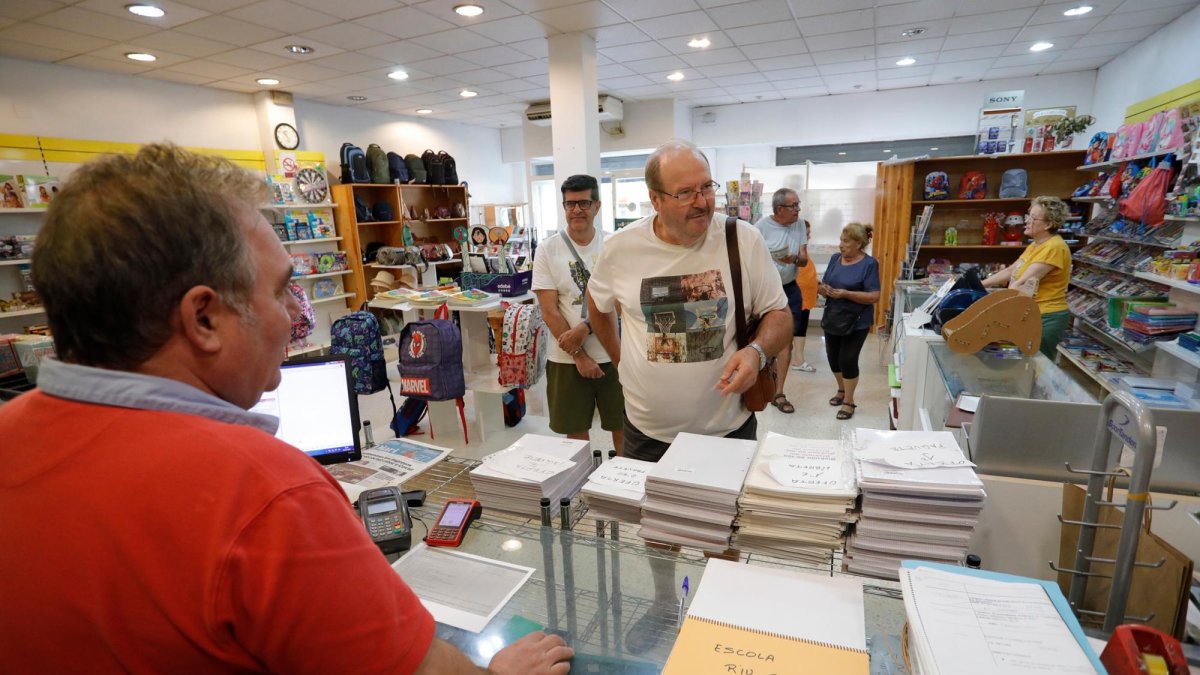 Juan Díaz, tras el mostrador de la librería La Pajarita, en Torreforta.