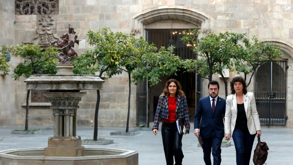 El presidente de la Generaliat, Pere Aragonès (c), junto a la consellera de la Presidencia, Laura Vilagrà (i), y la consellera de Acción Climática, Agricultura y Alimentación, Teresa Jordà (d), a su llegada a la reunión en la que el gobierno catalán ha analizado este martes la grave situación de sequía que padece Catalunya.