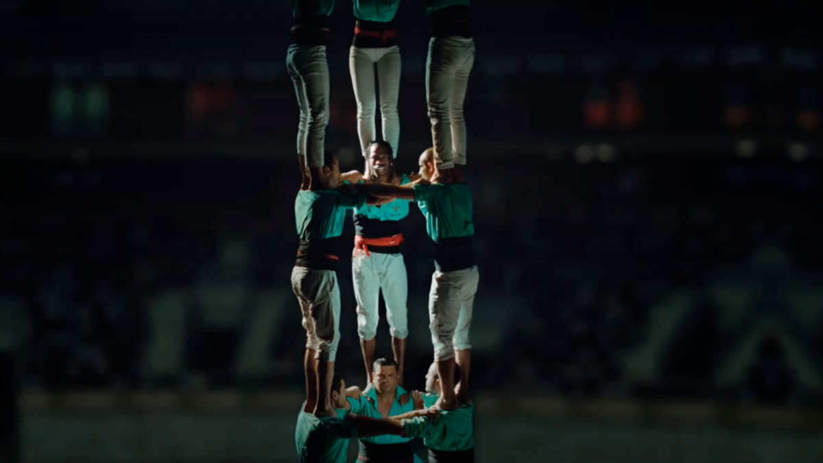 Imagen de Travis Scott con los Castellers de Vilafranca durante su último videoclip.