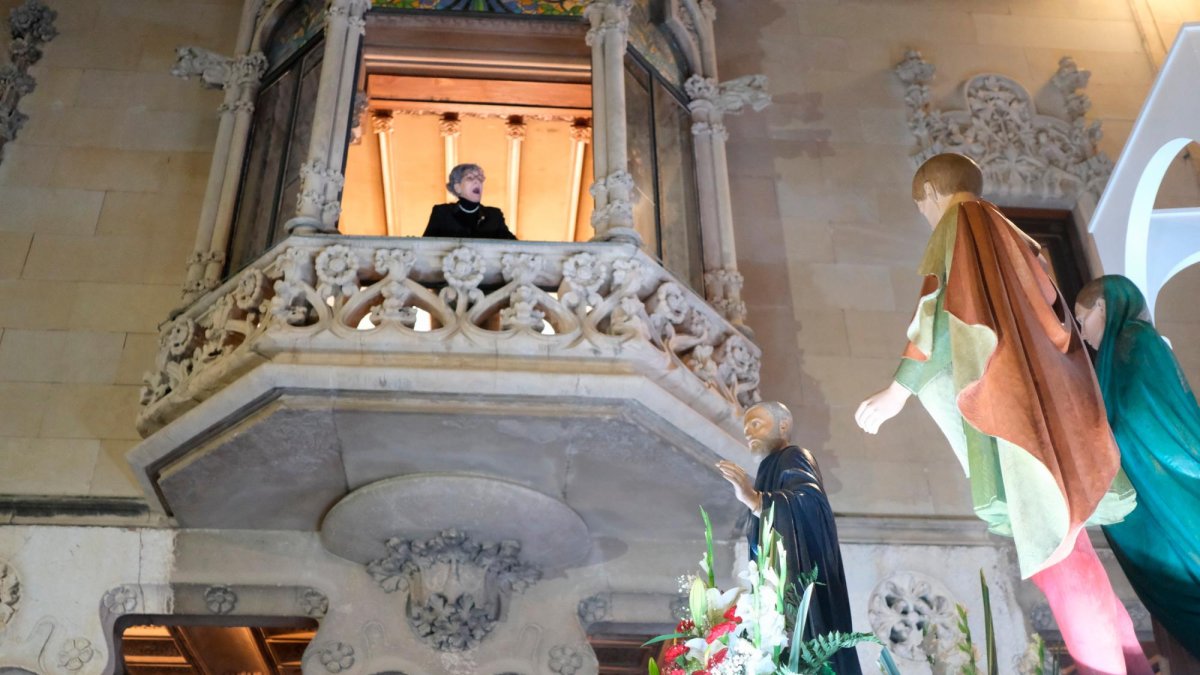 La saetera cantó ayer por primera vez ayer desde la Casa Navàs.