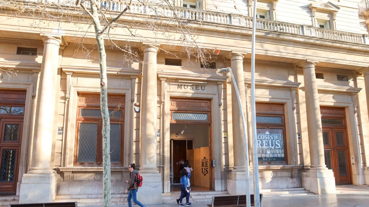 El proyecto prevé eliminar los escalones de la entrada e incorporar en el exterior reclamos turísticos, como esculturas.