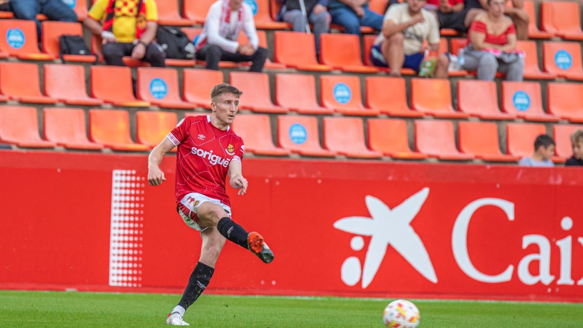 Pol Domingo en un encuentro con el Nàstic en el Nou Estadi durante esta temporada.