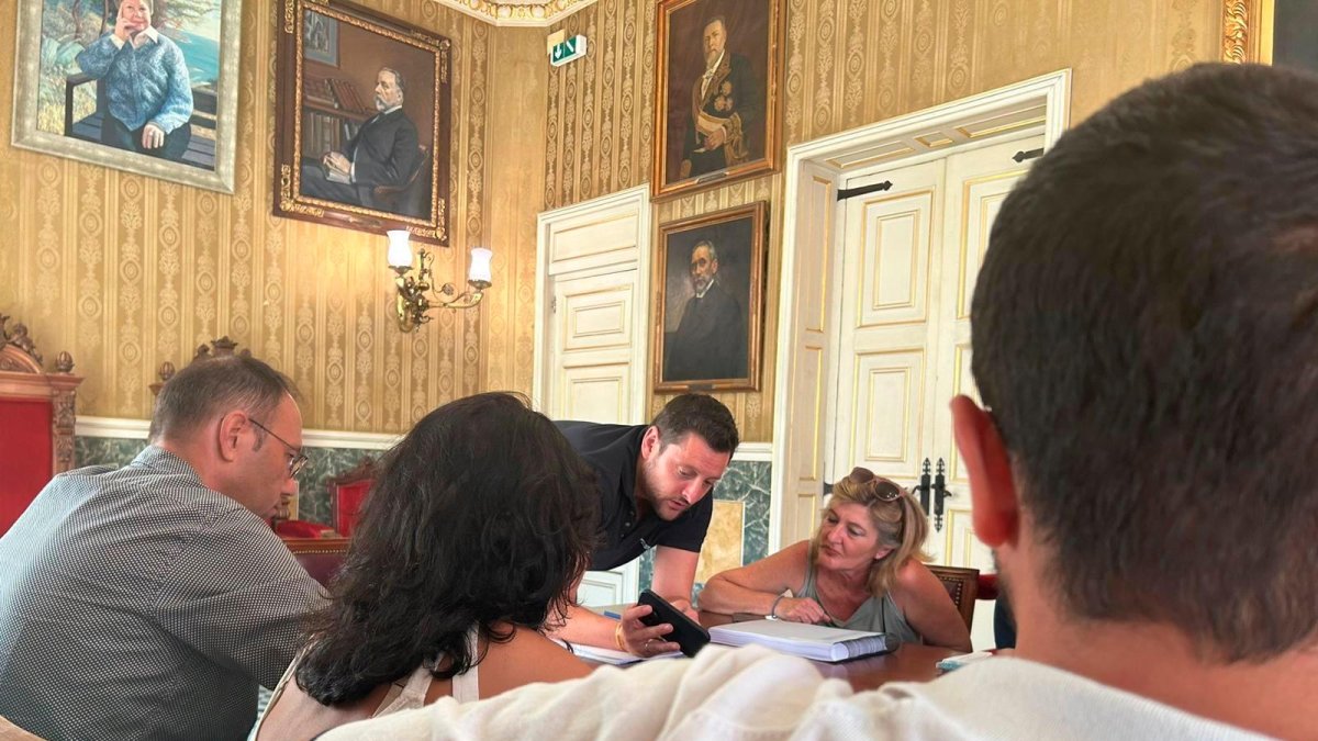 El gobierno municipal, incluido el alcalde, Rubén Viñuales, se reunió con los vecinos de la Part Baixa.