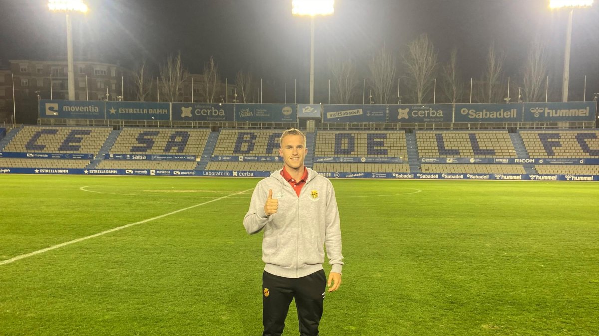 Boaz Hallebeek en el césped del Estadi Nova Creu Alta después de su debut en el primer equipo con victoria por 0-1.