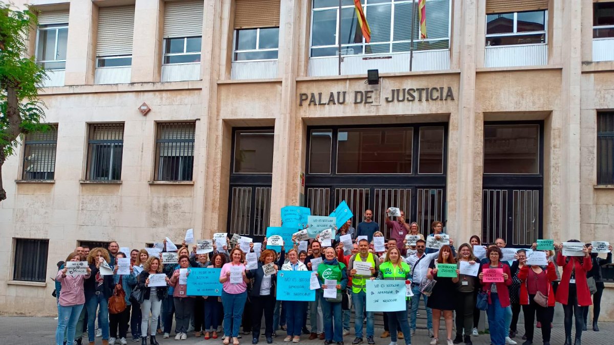 Protesta de los funcionarios de la administración de Justicia enfrente de la puerta principal de la Audiencia de Tarragona.